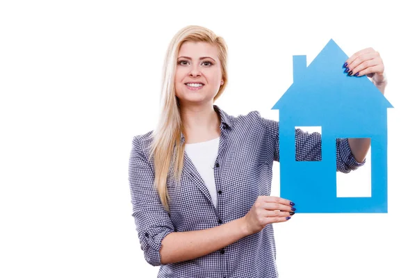 Woman holding blue paper house model cutout. — Stock Photo, Image