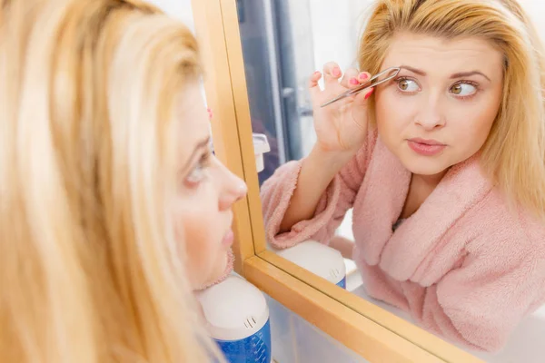 Kvinna pincett ögonbryn depilering med pincett — Stockfoto