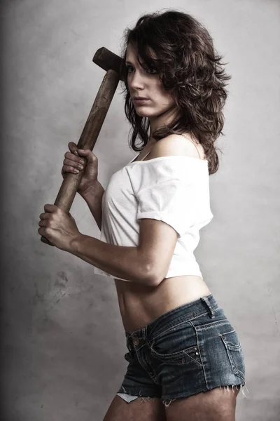 Szexi lány szerelőt a betöltő eszköz kalapács — Stock Fotó