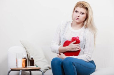 Cofa üzerinde oturan kadın duygu mide krampları