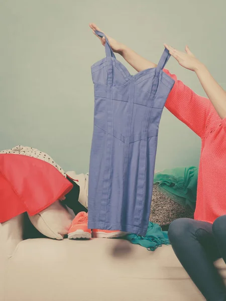 Kadın giysileri dağınık kanepede aracılığıyla arıyor — Stok fotoğraf