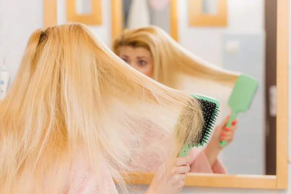Saçları fırçalama sabahlık giyen kadın — Stok fotoğraf