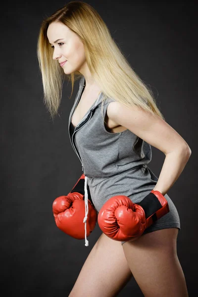 Mulher usando luvas de boxe — Fotografia de Stock