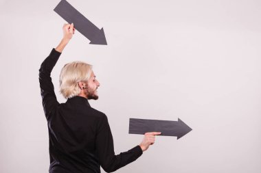 Aynı yönde iki oklar tutan adam