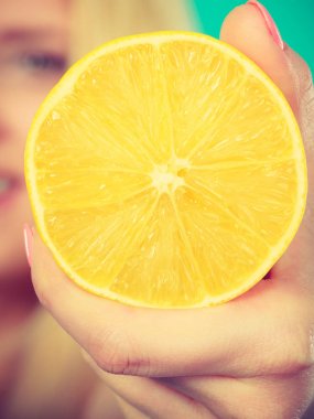 Meyve limon ya da portakal tutan kadın