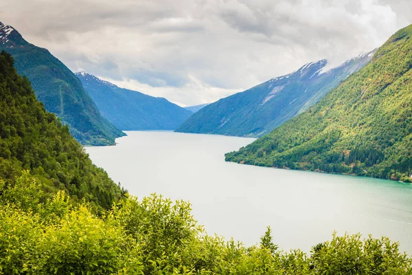 Горный пейзаж и фьорд Норвегии — стоковое фото