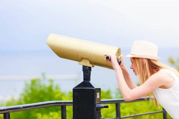 Touriste femme avec chapeau de soleil regardant à travers le télescope — Photo