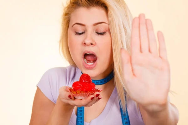 Frau isst süßen Erdbeerkuchen — Stockfoto