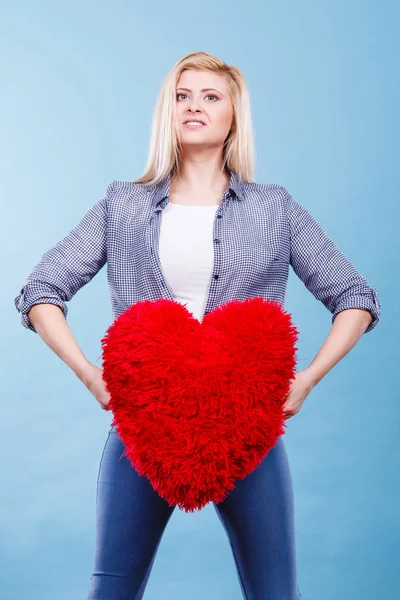 Mujer feliz sosteniendo almohada roja en forma de corazón — Foto de Stock