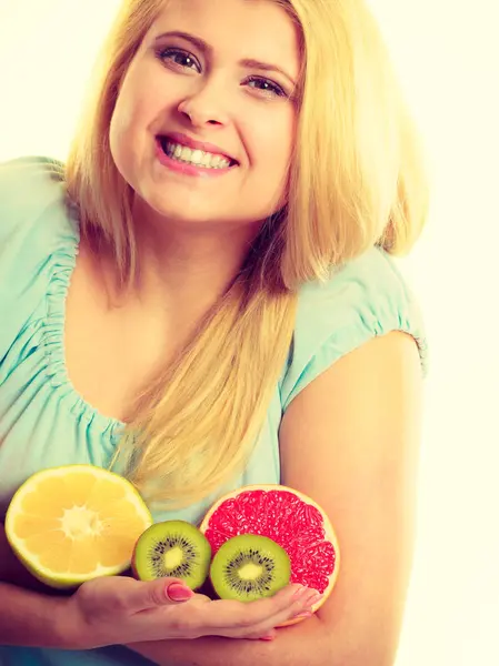 Woman holding fruits kiwi. orange, lemon and grapefruit — Stock Photo, Image