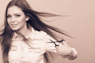 Kesim Plotterları makas ile Bayan Kuaför.