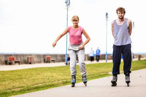 Aktive junge Leute Freunde Rollschuhlaufen im Freien. — Stockfoto