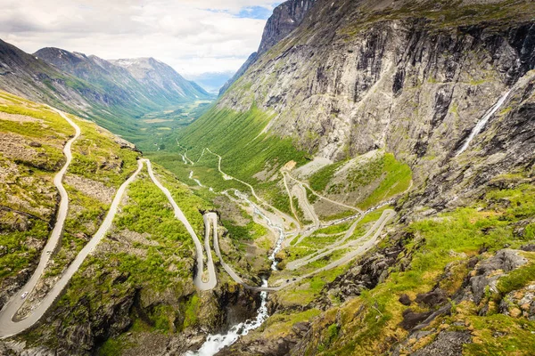 ノルウェーの荒らしパス Trollstigen 山の道 — ストック写真
