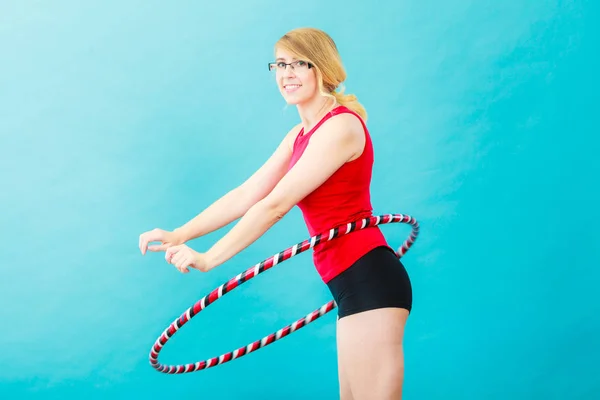 Uygun egzersiz yaparak hula hoop kadınla — Stok fotoğraf