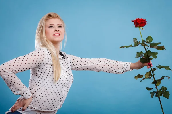 ブルーに赤いバラの花を持った女性 — ストック写真