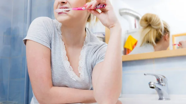 女性浴室のクリーニング歯を磨く — ストック写真