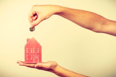 Adam evi servet para koyarak