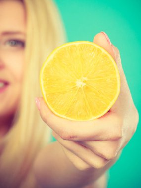 Meyve limon ya da portakal tutan kadın