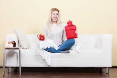 Ateşten kurtulmak için yollar gösterilen kadın