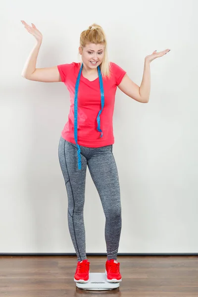 Frau trägt Sportbekleidung im Stehen an Gewichtsmaschine — Stockfoto