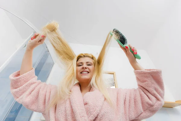 Nő visel pongyola fogmosás a haját — Stock Fotó