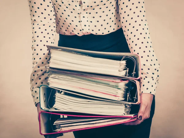 Mujer sosteniendo aglutinantes de colores pesados con documentos —  Fotos de Stock