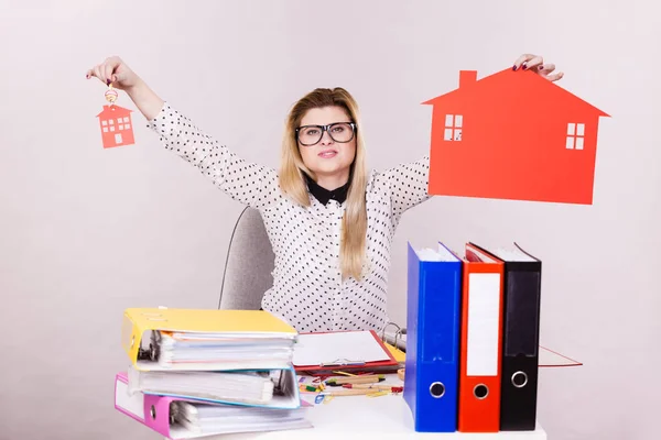 Glad affärskvinna i office håller hus — Stockfoto