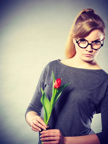 Deluso ragazza sconvolta con singolo tulipano . — Foto Stock