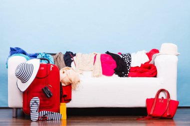 Beyaz koltukta yalan dağınık renkli elbise