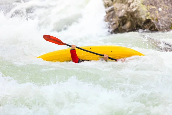 Extrema vita vatten berg Kanotpaddling — Stockfoto