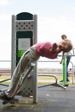 Aktif kadın backtrainer açık egzersiz.