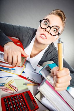 Genç kadın evrak gerçekleştirme.