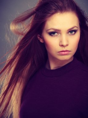 Karanlıkve saçlı çekici esmer kadın