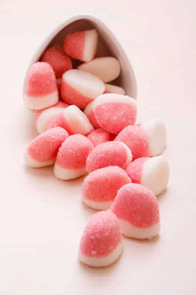 Pembe reçel veya marshmallow ile şeker masada — Stok fotoğraf