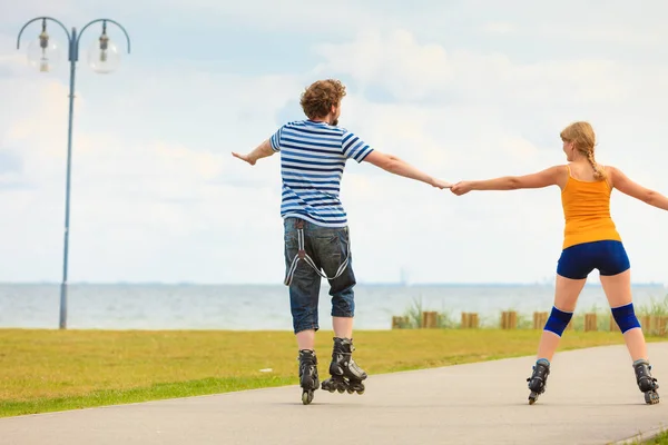 Junges Paar auf Rollschuhen im Freien — Stockfoto