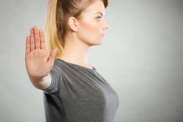 Assertiva mulher fazendo parar gesto . — Fotografia de Stock