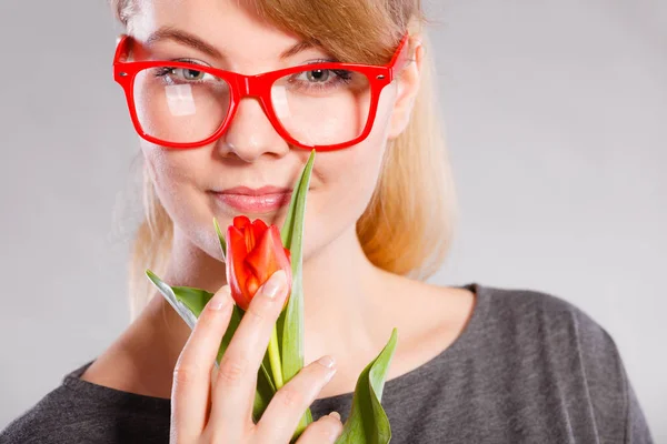 Skönhet kvinna med tulip flower. — Stockfoto