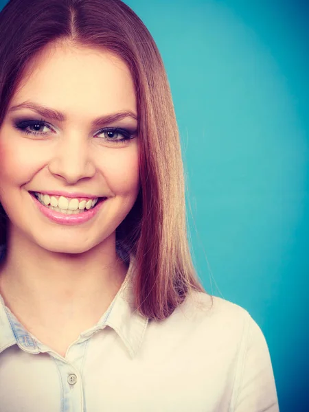 Retrato de belleza mujer joven increíble . — Foto de Stock