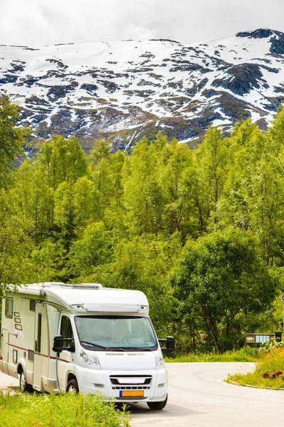 Camper bil i norska fjällen — Stockfoto