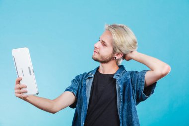 Tablet bilgisayar kullanarak trendy genç adam