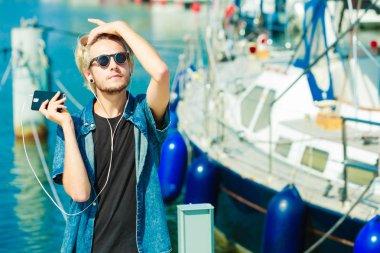 Müzik güneş gözlüklü sarışın adam