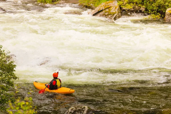 Canoagem de montanha de água branca extrema — Fotografia de Stock