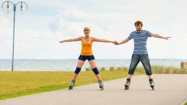 Dışarıda paten süren genç bir çift.
