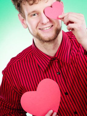 Kırmızı kalp aşık çocuk.