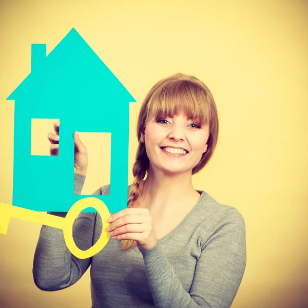 Mulher loira com casa e chave . — Fotografia de Stock