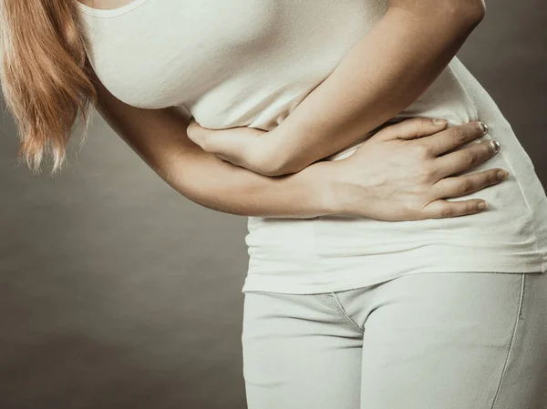 Mujer sufre de dolor de vientre . — Foto de Stock