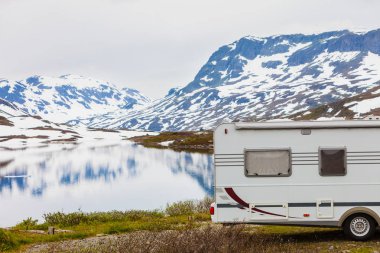 Camper araba Norveç dağlarında