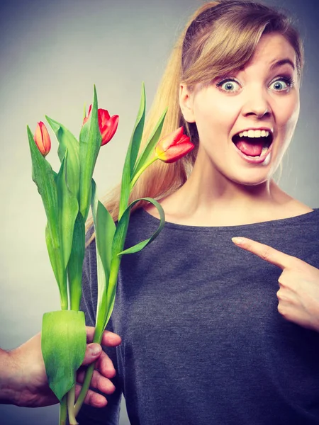 Frau bekommt Tulpenstrauß vom Mann. — Stockfoto