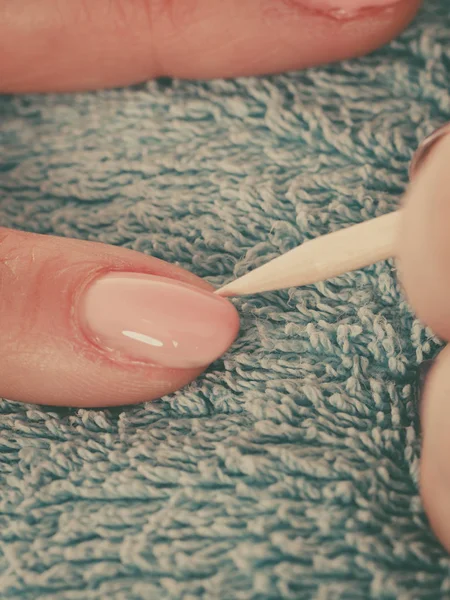 Schoonheidsspecialiste voorbereiding nagels voor manicure, nagelriemen terug te duwen — Stockfoto