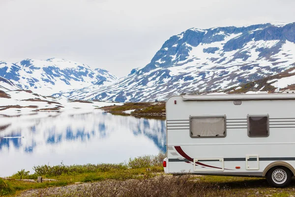 Camper car in norwegian mountains — Stock Photo, Image